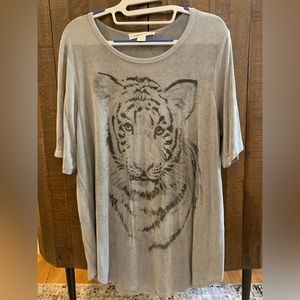 Karen kane quarter sleeve tiger face blouse